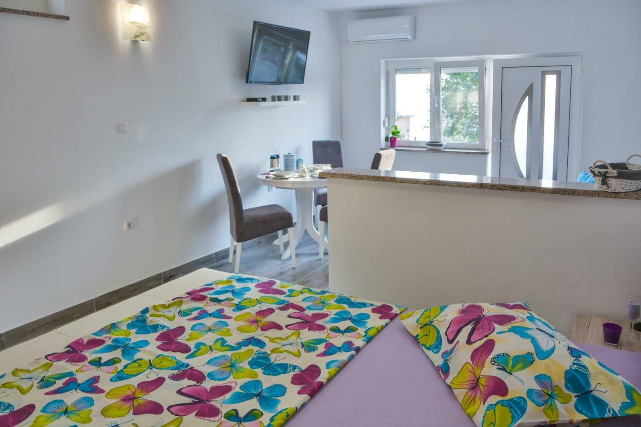 Apartment Laura Сень Экстерьер фото